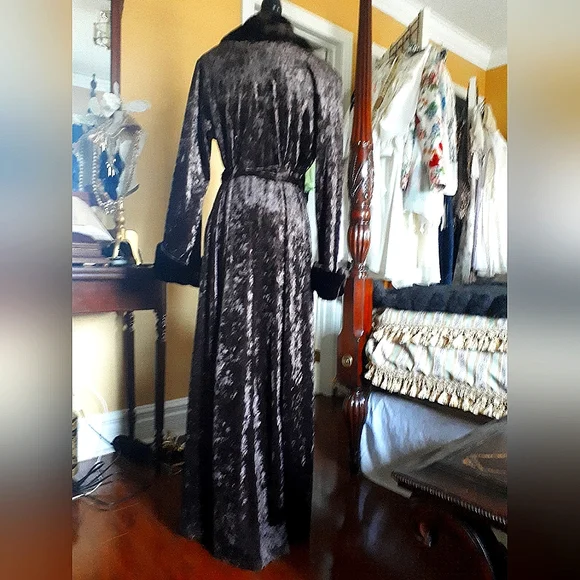 Velvet robe - Picture 8 of 8